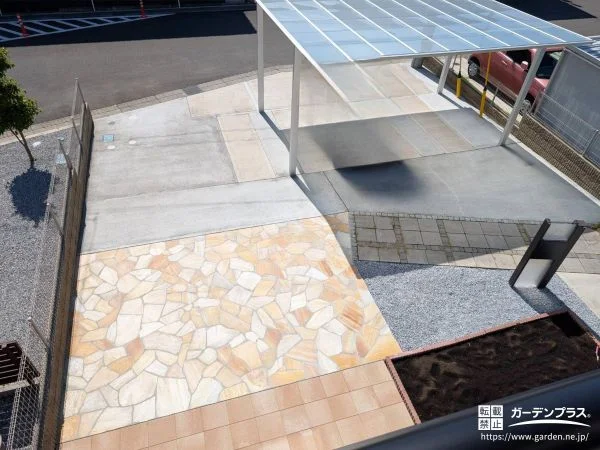 明るいイエロー系の乱形石が華やかな印象のお庭周り雑草対策工事