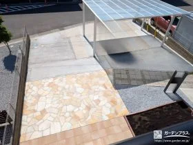 明るいイエロー系の乱形石が華やかな印象のお庭周り雑草対策工事