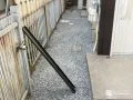 砂利の敷設で雑草対策をした犬走り