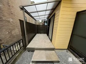 雑草が生えたお庭を整え過ごしやすいタイルデッキを設置した工事