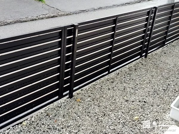 横スリット入りフェンスで道路からの視線をカットした工事