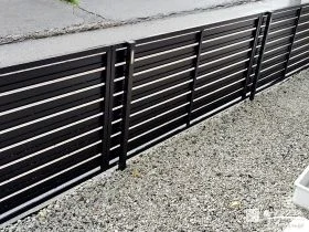 横スリット入りフェンスで道路からの視線をカットした工事