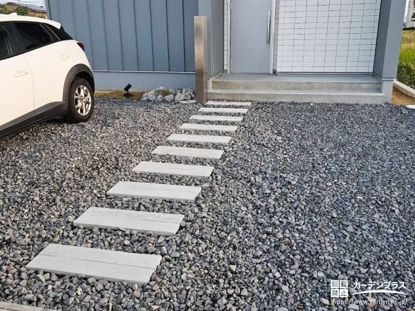 砕石敷きの前庭に玄関へ導く飛び石プレートを施工した工事