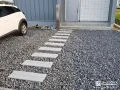 砕石敷きの前庭に玄関へ導く飛び石プレートを施工した工事