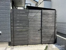 フェンスと合わせたデザインの門扉[施工後]