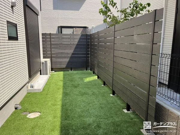 人工芝敷設とフェンスの設置で穏やかな空間をつくったお庭工事
