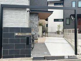 タイル張りの門袖とガーデンフレームが映える上質な玄関周り工事