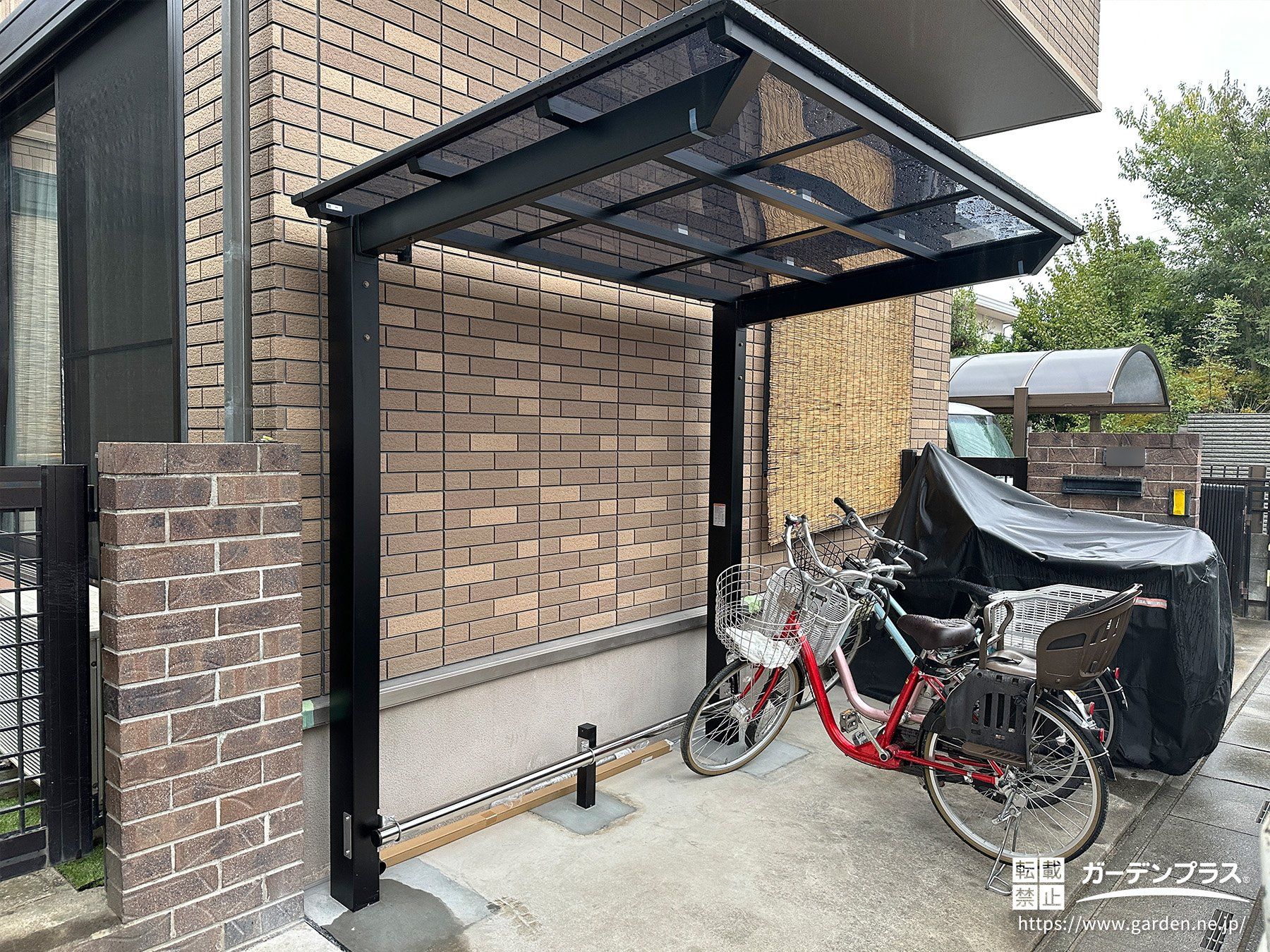 フラット屋根がスタイリッシュなサイクルポート