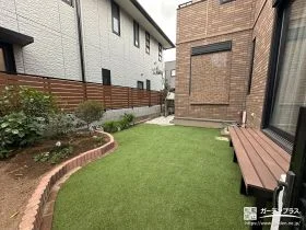 緑鮮やかな人工芝と便利な濡縁を施工したお庭リフォーム工事