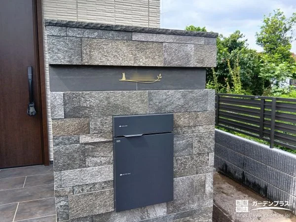 重厚感ある門袖と宅配ボックスを備えた玄関前のリフォーム工事