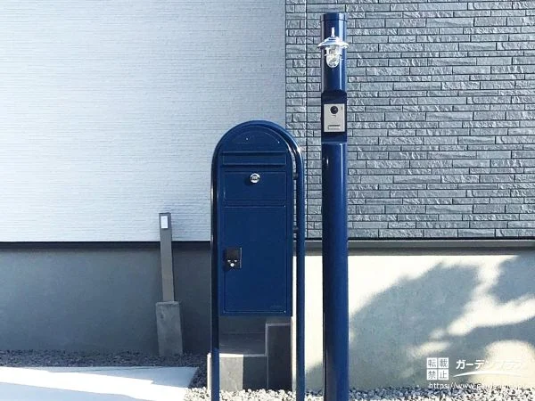 外観に映える深みのあるブルーの機能門柱