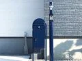 外観に映える深みのあるブルーの機能門柱