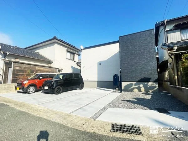 海の近くという立地に合わせたブルーがアクセントの新築外構