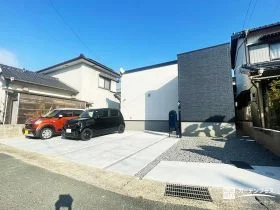 海の近くという立地に合わせたブルーがアクセントの新築外構