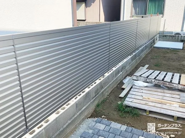 お庭の目隠しをするフェンス