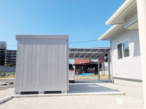 工具やアウトドア用品、子どもの自転車などをすっきりと収納