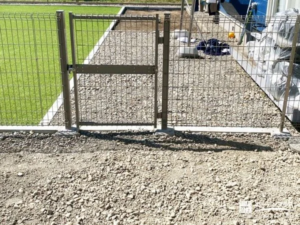 ペットの様子をいつでも確認しやすいメッシュ門扉