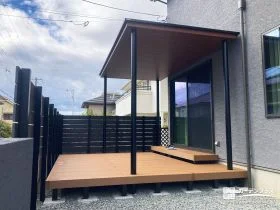 モノトーン基調の中に木質のやわらかさが映えるテラス周り[施工後]