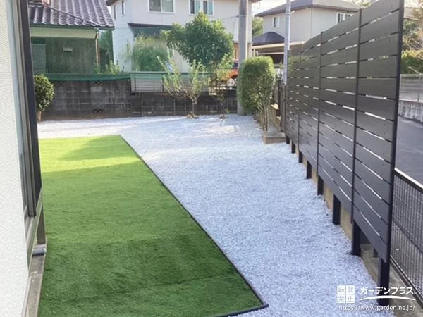 人工芝・石灰石と目隠しフェンスで心地よく整えた主庭の工事