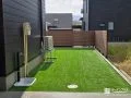 人工芝敷設で明るく緑鮮やかに仕上げた主庭のリフォーム工事