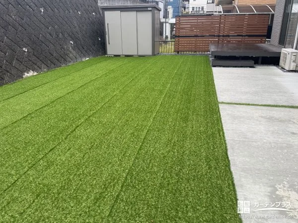 人工芝と目隠しフェンスで心地よく整えた主庭のリフォーム工事