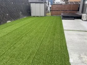 人工芝と目隠しフェンスで心地よく整えた主庭のリフォーム工事