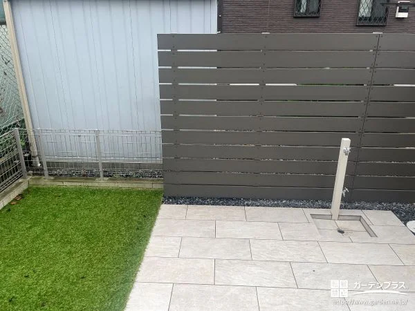 タイルテラスと目隠しフェンスで心地よいお庭へ整えた外構工事