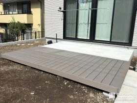 グレーウッドの優しいカラーがお庭に馴染むウッドデッキ[施工後]