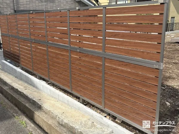 木目調が柔らかい印象のフェンスで境界を区切ったお庭工事