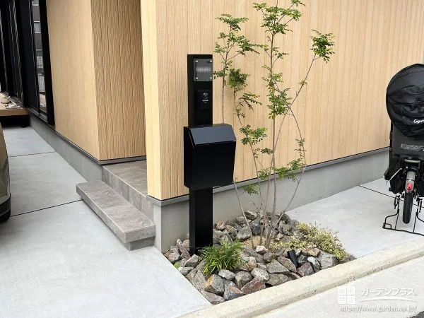 モダンな機能門柱と割栗石を入れた植栽スペースがマッチした工事