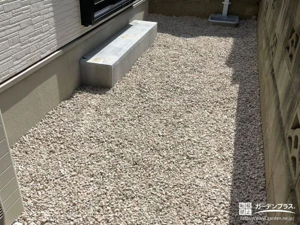 防草シートと砂利敷設で主庭から犬走りまで雑草対策を施した工事