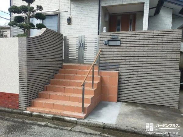 タイル張りの階段に手すりを取り付けて安心感を向上した工事