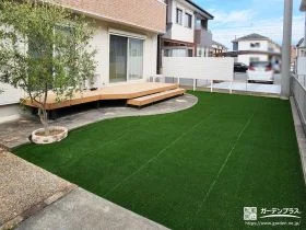 デッキが面するお庭を鮮やかな緑の人工芝で整えたリフォーム工事
