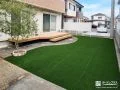 デッキが面するお庭を鮮やかな緑の人工芝で整えたリフォーム工事