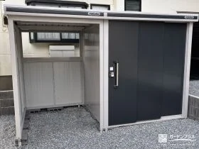 ブラックの扉が引き締まった印象の物置[施工後]