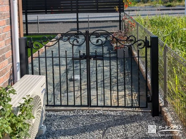 エレガントなデザインの鋳物調門扉