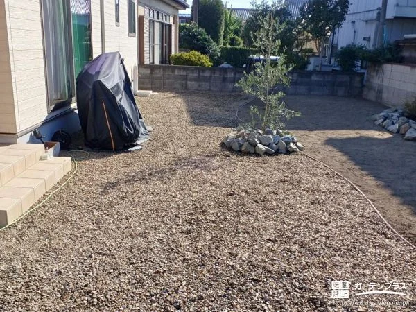 砂利敷きと植栽でお住まいの周りを心地よく整えたリフォーム工事