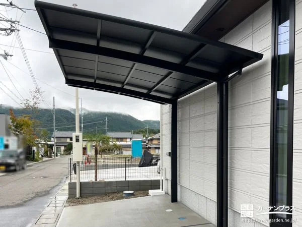 ブラックのカラーで引き締まった印象に仕上がったカーポート工事