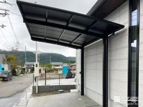 ブラックのカラーで引き締まった印象に仕上がったカーポート工事