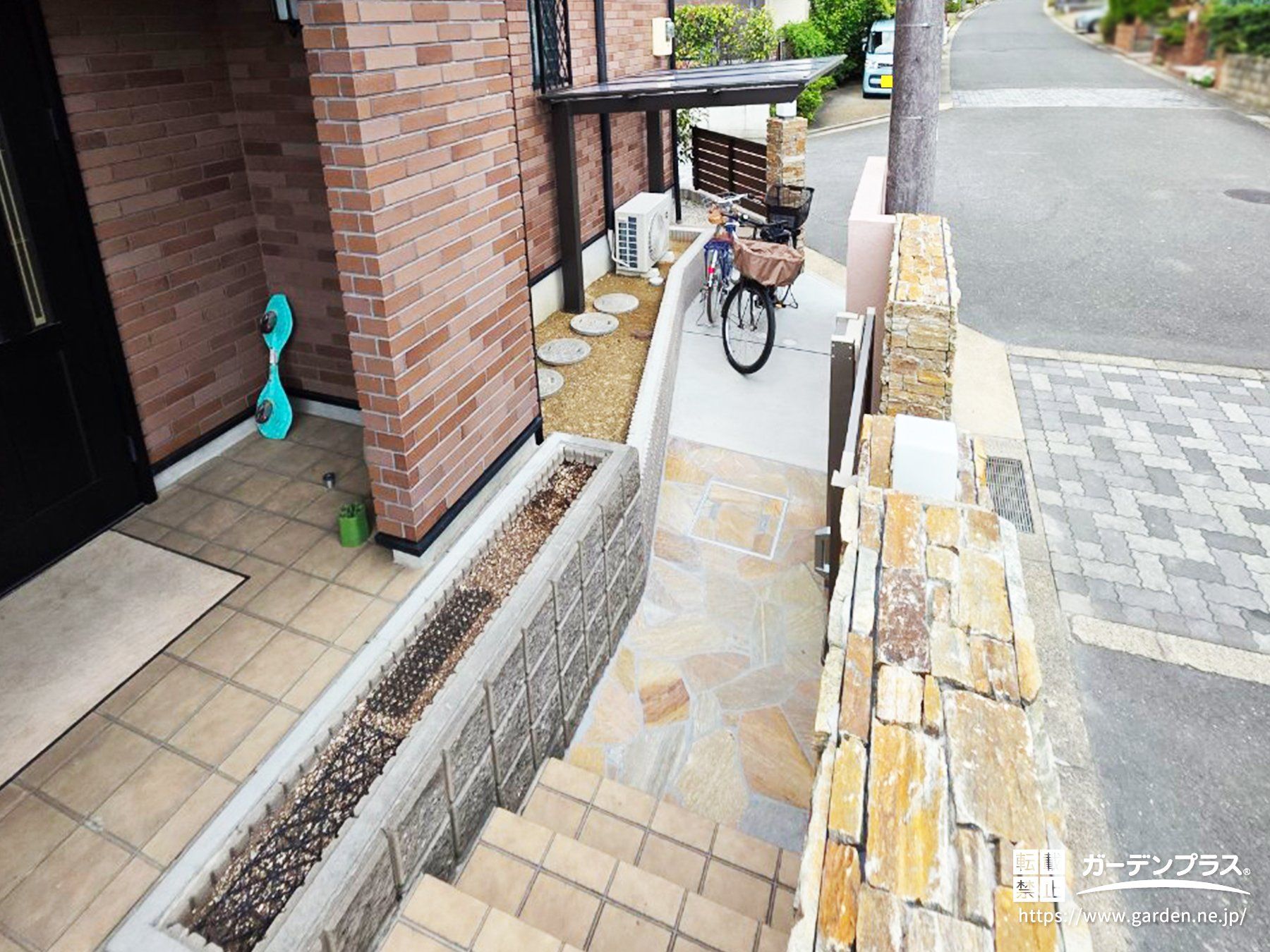 イエローの明るい乱形石張りで生まれ変わったアプローチ