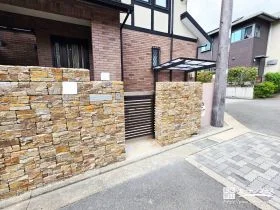 素材の表情で生まれ変わる玄関まわりのリフォーム工事