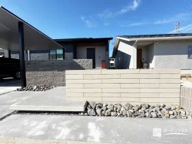 視線をほどよく遮りながら奥へ誘う。クランク動線でつくる上品なアプローチ[施工後]