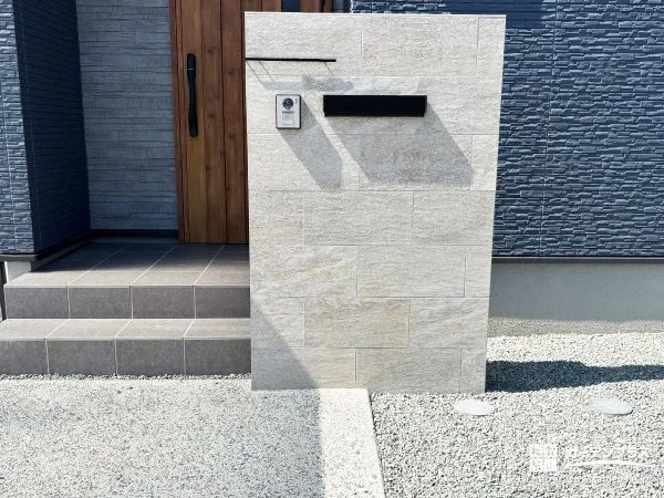 シンプルで上質なタイル張り門柱