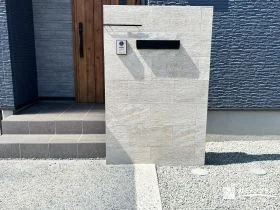 シンプルで上質なタイル張り門柱[施工後]