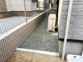 歩きやすさと管理のしやすさを両立する犬走り[施工後]