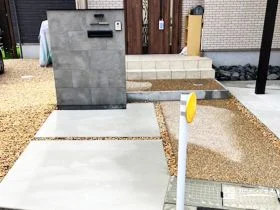 素材の切り替えでリズムを作る。玄関へ心地よく導くアプローチ[施工後]