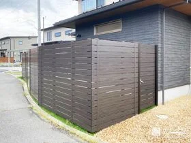 木調フェンスで安心して過ごせる主庭に[施工後]