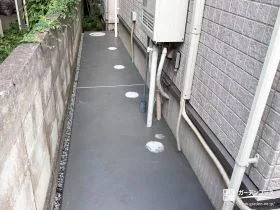 砂利スリット入りのコンクリートでローメンテナンスな犬走り工事