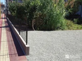 道路からの冠水を防ぐために生垣をフェンスへリフォームした工事