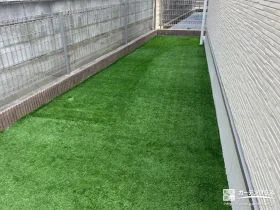 お子様が走って転んでもケガをしにくい柔らかな人工芝の敷設工事